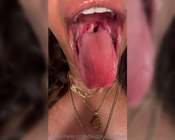 Biiggjuiccyfruit aka biiggjuiccyfruit OnlyFans - Unclose tongue and throat uvula showing