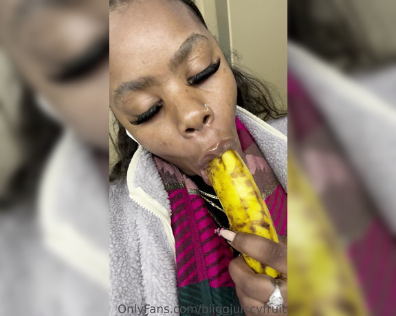 Biiggjuiccyfruit aka biiggjuiccyfruit OnlyFans - Banana sucking