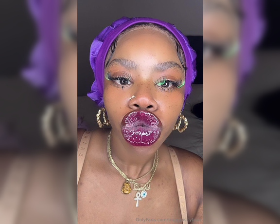 Biiggjuiccyfruit aka biiggjuiccyfruit OnlyFans - Crossed eyes bonnet on big kisses