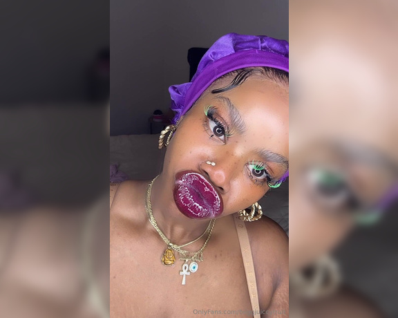 Biiggjuiccyfruit aka biiggjuiccyfruit OnlyFans - Crossed eyes bonnet on big kisses