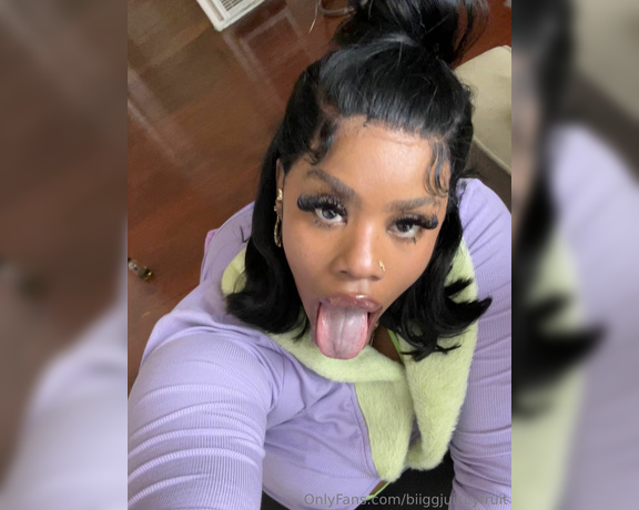 Biiggjuiccyfruit aka biiggjuiccyfruit OnlyFans - Juicy mouth tongue