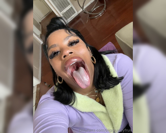 Biiggjuiccyfruit aka biiggjuiccyfruit OnlyFans - Juicy mouth tongue