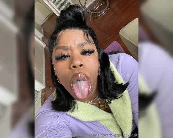 Biiggjuiccyfruit aka biiggjuiccyfruit OnlyFans - Juicy mouth tongue