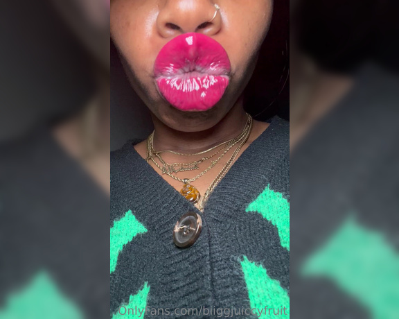 Biiggjuiccyfruit aka biiggjuiccyfruit OnlyFans - Up close giantess red lips kisss