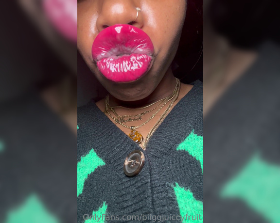 Biiggjuiccyfruit aka biiggjuiccyfruit OnlyFans - Up close giantess red lips kisss