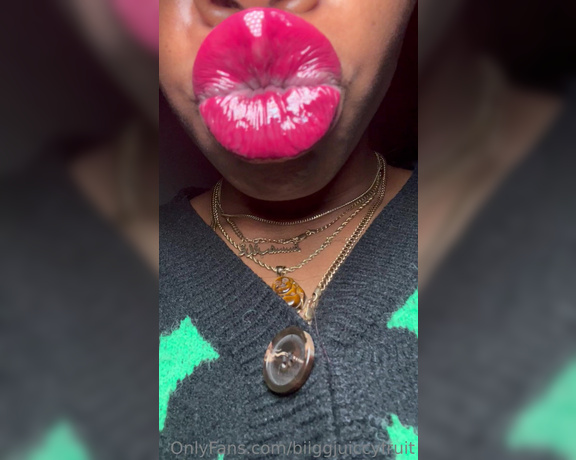 Biiggjuiccyfruit aka biiggjuiccyfruit OnlyFans - Up close giantess red lips kisss