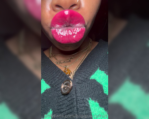 Biiggjuiccyfruit aka biiggjuiccyfruit OnlyFans - Up close giantess red lips kisss