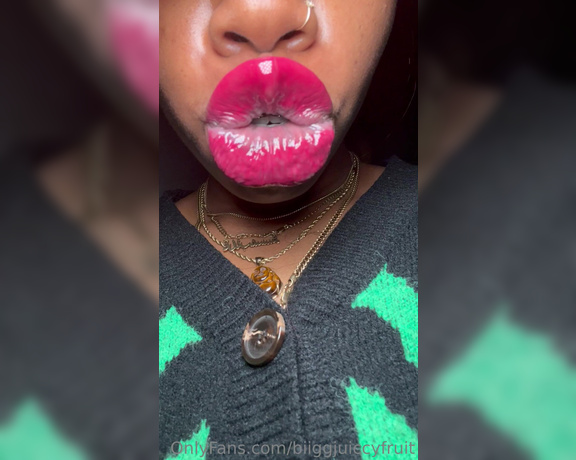 Biiggjuiccyfruit aka biiggjuiccyfruit OnlyFans - Up close giantess red lips kisss