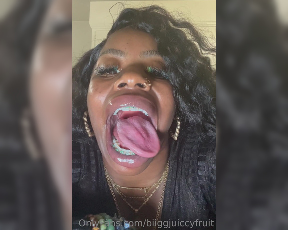 Biiggjuiccyfruit aka biiggjuiccyfruit OnlyFans - 5 min tongue & throat video