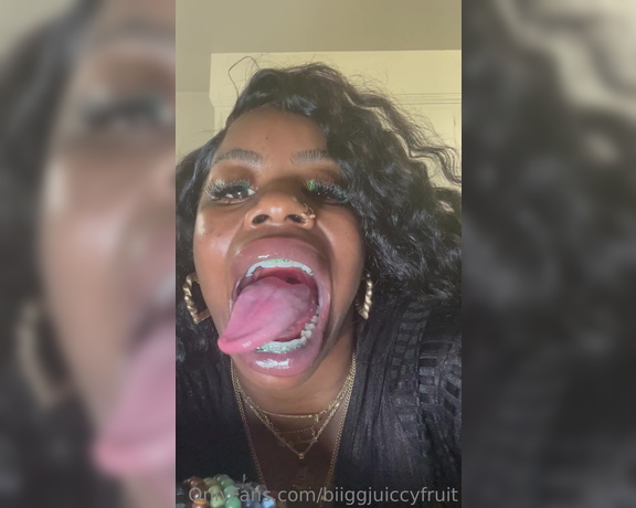 Biiggjuiccyfruit aka biiggjuiccyfruit OnlyFans - 5 min tongue & throat video