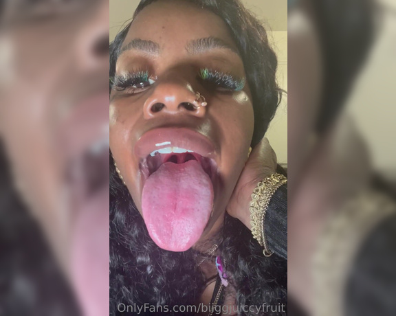 Biiggjuiccyfruit aka biiggjuiccyfruit OnlyFans - 5 min tongue & throat video