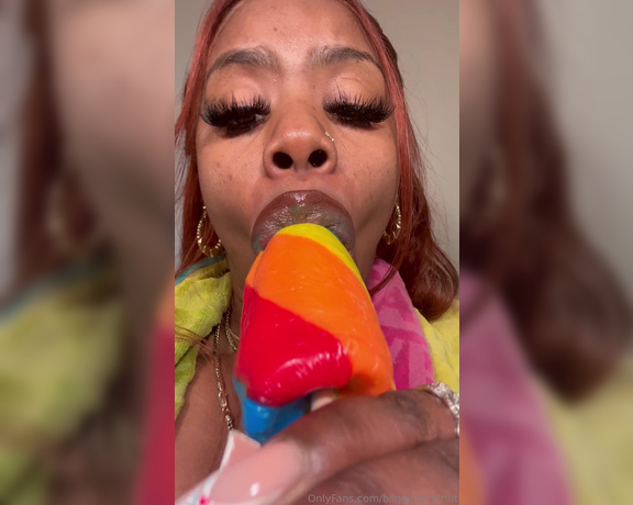 Biiggjuiccyfruit aka biiggjuiccyfruit OnlyFans - Enjoy this video of me slurping on the tip of this lollipop as I would