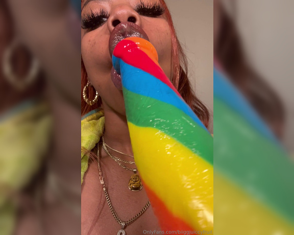 Biiggjuiccyfruit aka biiggjuiccyfruit OnlyFans - Enjoy this video of me slurping on the tip of this lollipop as I would