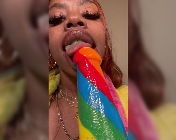 Biiggjuiccyfruit aka biiggjuiccyfruit OnlyFans - Enjoy this video of me slurping on the tip of this lollipop as I would