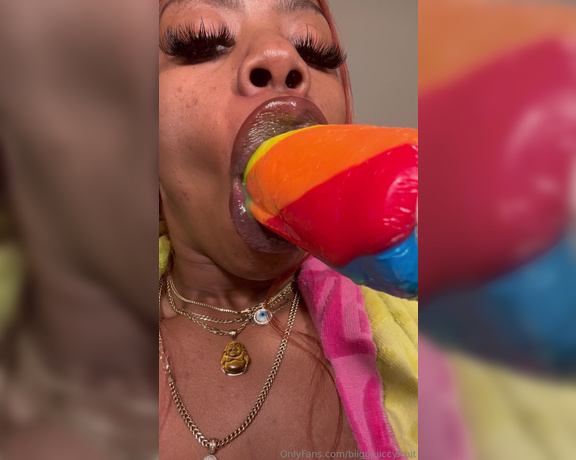 Biiggjuiccyfruit aka biiggjuiccyfruit OnlyFans - Enjoy this video of me slurping on the tip of this lollipop as I would