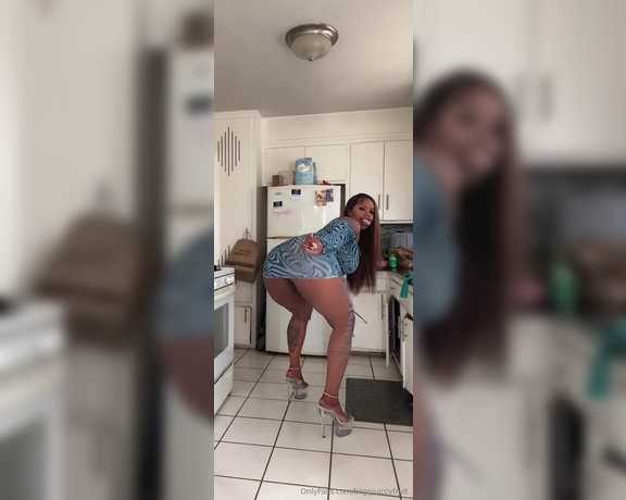 Biiggjuiccyfruit aka biiggjuiccyfruit OnlyFans - Dancing for you bae