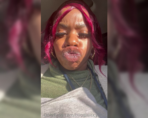 Biiggjuiccyfruit aka biiggjuiccyfruit OnlyFans - Up gloss dripping gloss joi