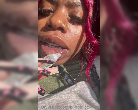 Biiggjuiccyfruit aka biiggjuiccyfruit OnlyFans - Up gloss dripping gloss joi