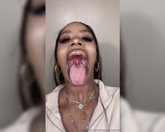 Biiggjuiccyfruit aka biiggjuiccyfruit OnlyFans - Big lips and big wet mouth