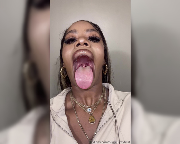 Biiggjuiccyfruit aka biiggjuiccyfruit OnlyFans - Big lips and big wet mouth