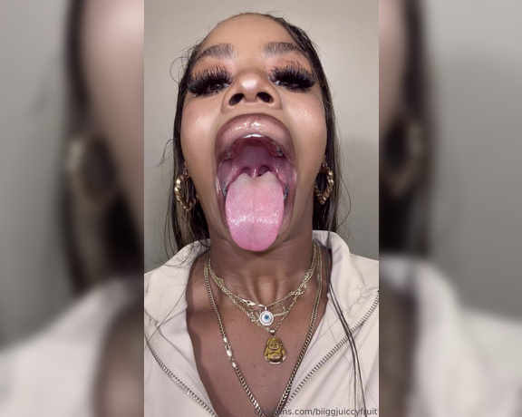 Biiggjuiccyfruit aka biiggjuiccyfruit OnlyFans - Big lips and big wet mouth