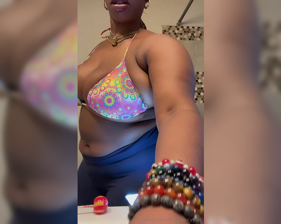 Biiggjuiccyfruit aka biiggjuiccyfruit OnlyFans - Lollipop licking full video