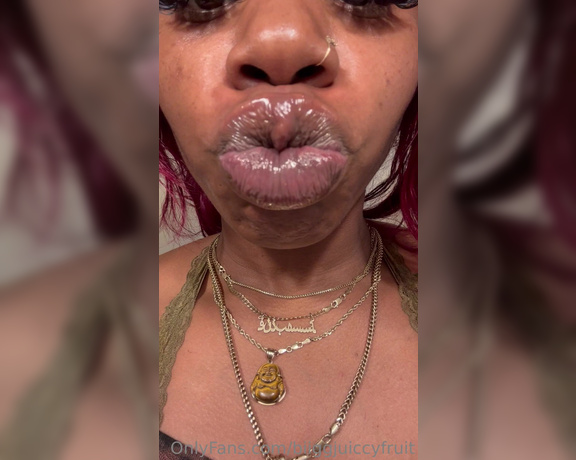 Biiggjuiccyfruit aka biiggjuiccyfruit OnlyFans - Up close kisses