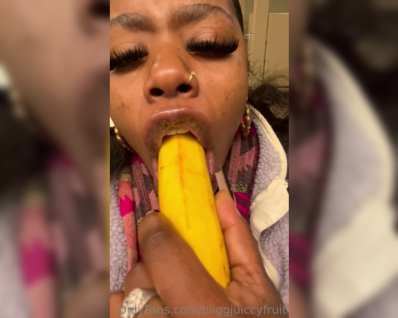 Biiggjuiccyfruit aka biiggjuiccyfruit OnlyFans Video 2958