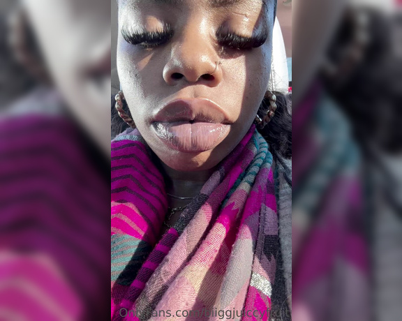 Biiggjuiccyfruit aka biiggjuiccyfruit OnlyFans - Up close lip pucker and joy in car