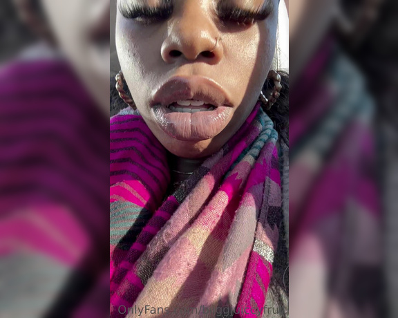 Biiggjuiccyfruit aka biiggjuiccyfruit OnlyFans - Up close lip pucker and joy in car