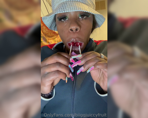 Biiggjuiccyfruit aka biiggjuiccyfruit OnlyFans - Lollipop