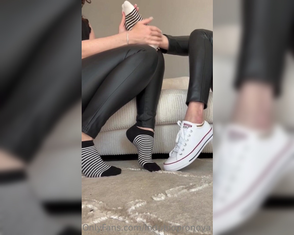 Indubiopronova aka indubiopronova OnlyFans - Converse old vs new A little sexy scenario for your imagination with @lovelysox