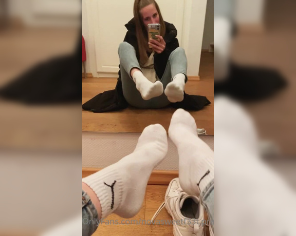 Indubiopronova aka indubiopronova OnlyFans - After a pub crawl with my girls I show you my shoes, socks and feet