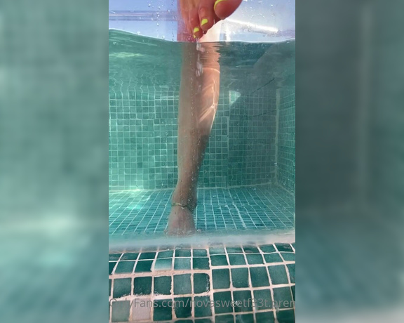 Indubiopronova aka indubiopronova OnlyFans - Watch my feet in the pool through the thin glass that separates us… I bet you’d