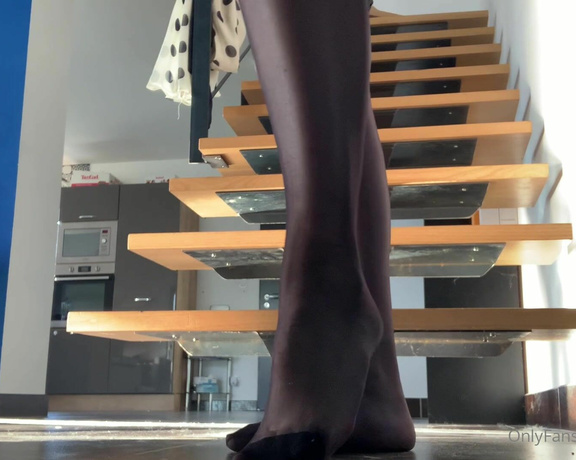 Romy Feet aka romyfeet OnlyFans - Je surprends mon coloc en train de sentir mes chaussons… a tombe bien, je suis plutt