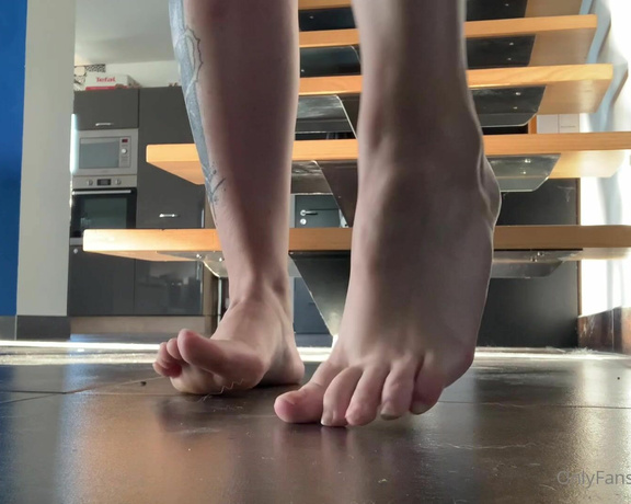 Romy Feet aka romyfeet OnlyFans - Je surprends mon coloc en train de sentir mes chaussons… a tombe bien, je suis plutt