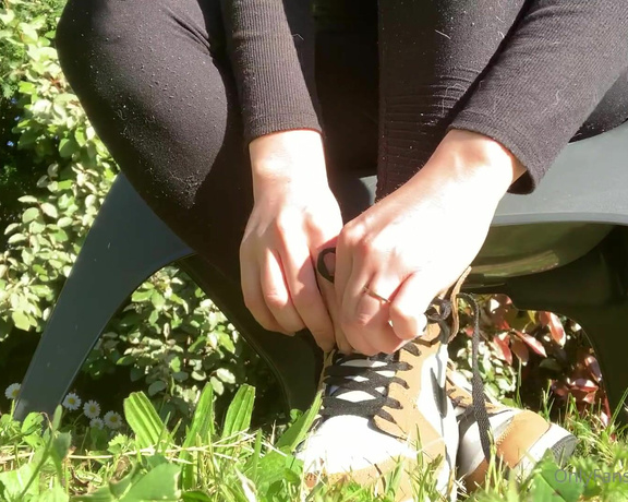 Romy Feet aka romyfeet OnlyFans - Mme si je ne suis pas de nature  dominante , j’aime bien la domination soft, douce