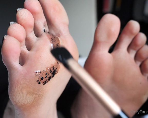 Romy Feet aka romyfeet OnlyFans - I paint Melles soles ans toes with a paint brush, in ASMR style Enjoy this sweet