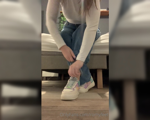 Romy Feet aka romyfeet OnlyFans - Fin de journe… tu me fais un petit massage Je sais, mes pieds ont