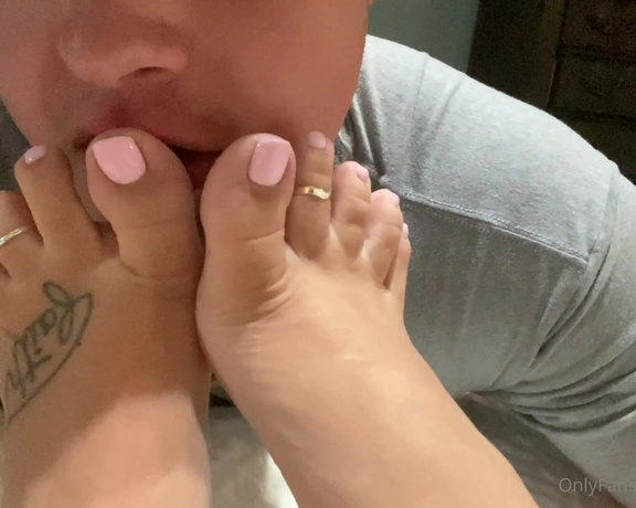 SoftSoles aka softsolezz OnlyFans - Nothing like a little foot worship session to get ready for bed! It’s almost time