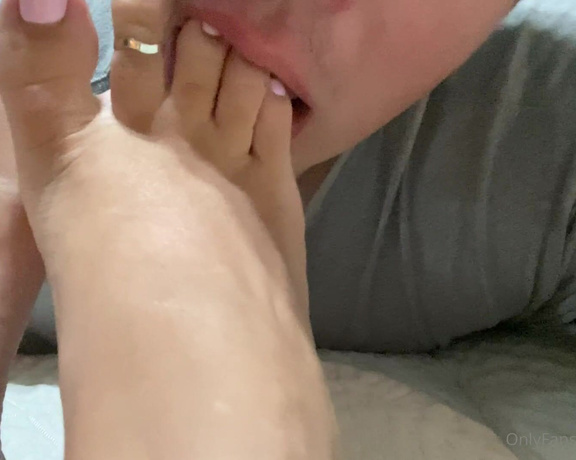 SoftSoles aka softsolezz OnlyFans - Nothing like a little foot worship session to get ready for bed! It’s almost time