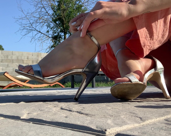 Romy Feet aka romyfeet OnlyFans - Aprs une longue journe de travail en talons, je me dtend au bord de ma piscine