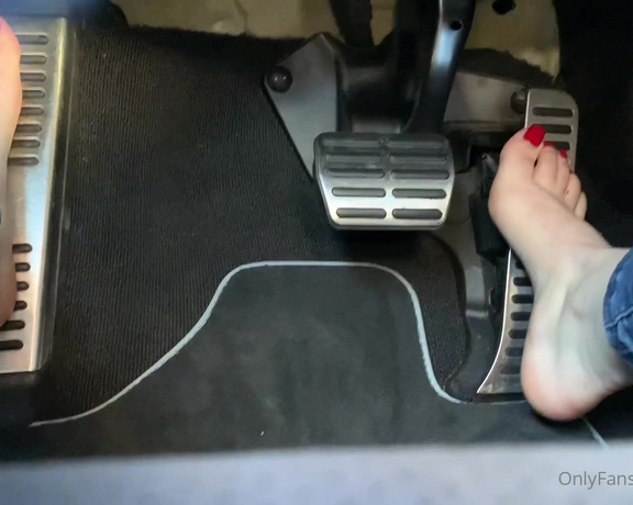 Romy Feet aka romyfeet OnlyFans - Un petit tour en voiture avec moi, a te tente