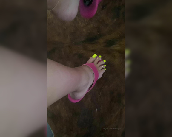 Goddess Grace aka goddessgrace OnlyFans - For all my foot slutsa heavenly dangle in my pink platform thongs