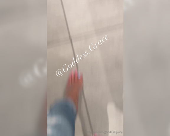 Goddess Grace aka goddessgrace OnlyFans - M e e t me in the ladies room