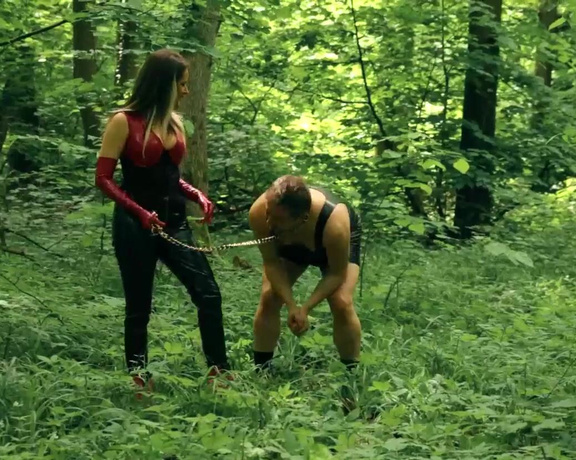 Noir Queenie aka noirqueenie OnlyFans - Pet training & trampling in the woods While I am walking my dog outside in the