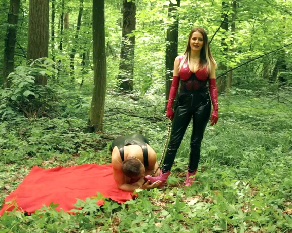 Noir Queenie aka noirqueenie OnlyFans - Pet training & trampling in the woods While I am walking my dog outside in the