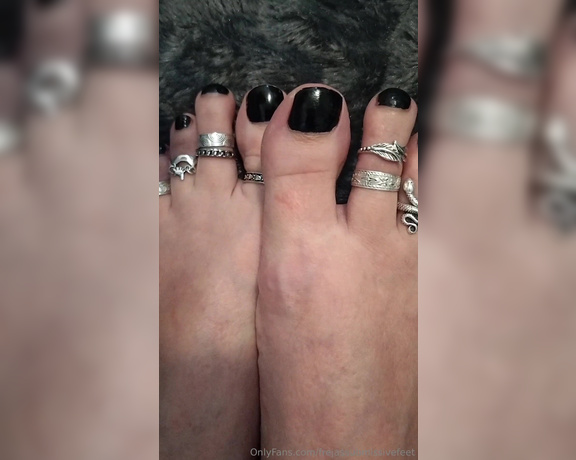 Frejas Submissive Feet aka frejassubmissivefeet OnlyFans - Unboxing of my new big toe rings I searched long for the right ones, and actually