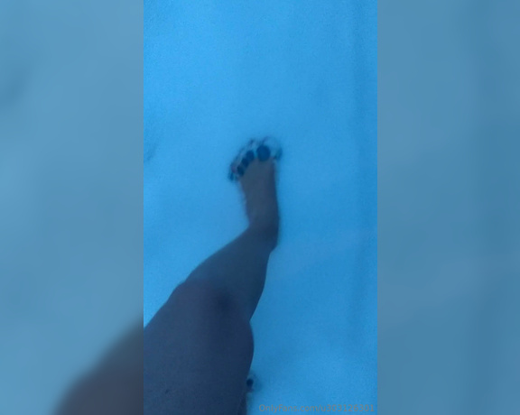 Frejas Submissive Feet aka frejassubmissivefeet OnlyFans - I had a very chilly barefoot walk in spreaders New snow and 8 degrees