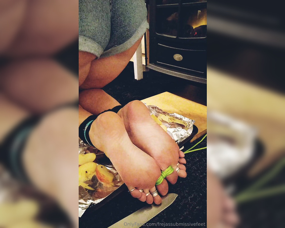 Frejas Submissive Feet aka frejassubmissivefeet OnlyFans - Roasted feet with apples The part is on the other place Also a new post